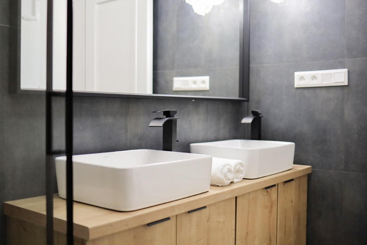 Beautiful And Stylish 2 Bedroom Apartment In The City Center And In The Pedestrian Zone Братислава Екстериор снимка